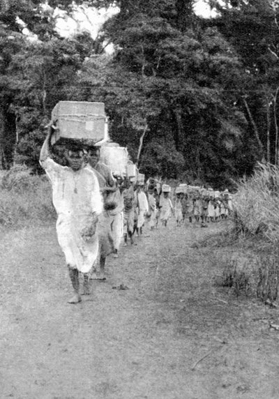 En Route to the Mountains, fra en artikel med titlen To the Mountains of the Moon offentliggjort i The Graphic 27. oktober 1906 af English Photographer